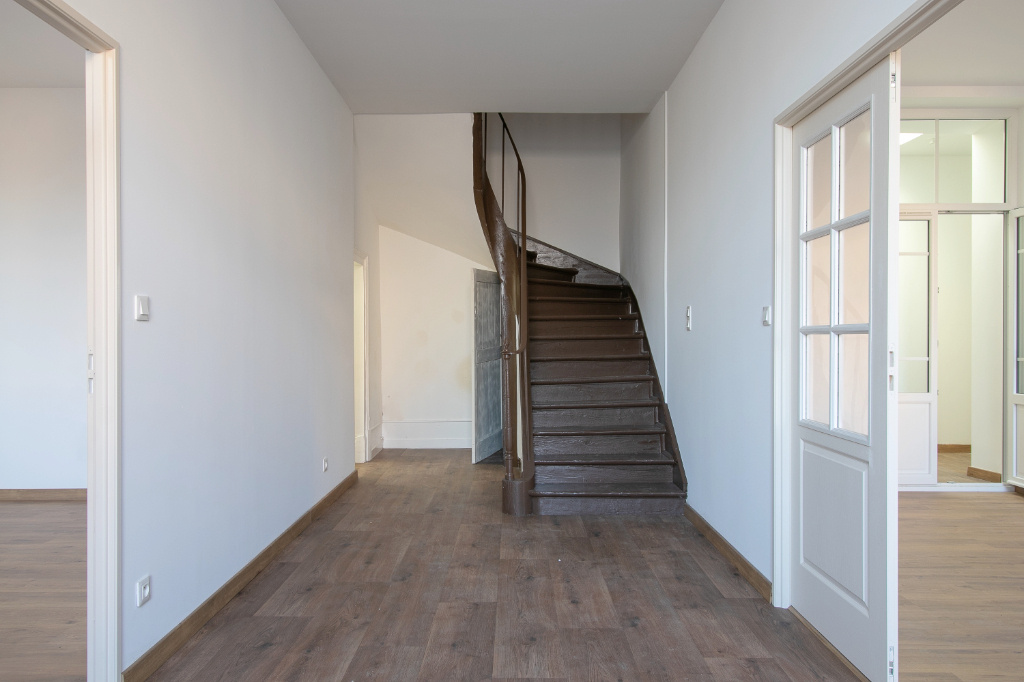 ESCALIER DESERVANT ETAGE