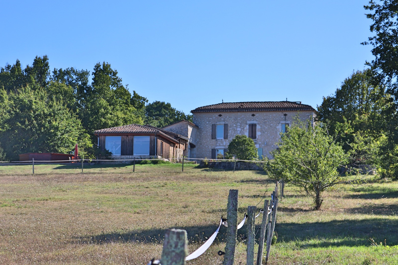 Grande Maison Girondine avec 8 hectares, Dépendances et Etan 